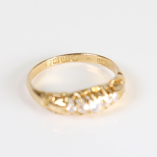 400 - An early 20th century 18ct gold graduated 5-stone diamond half hoop ring, set with old cut diamonds,... 