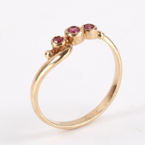 401 - A late 20th century unmarked gold 3-stone ruby ring, crossover design with round cut rubies, setting... 