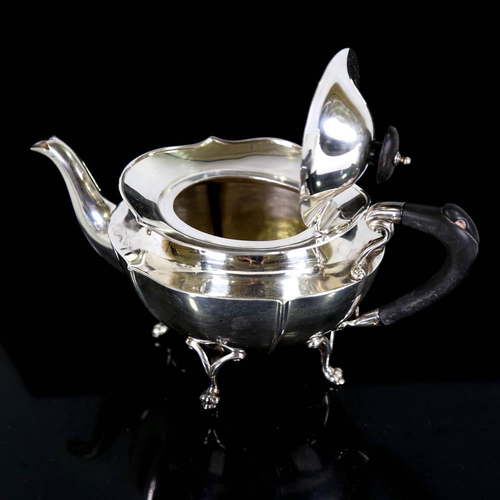 427 - An Edwardian silver 3-piece teaset, comprising teapot, two-handled sugar bowl and cream jug, scallop... 