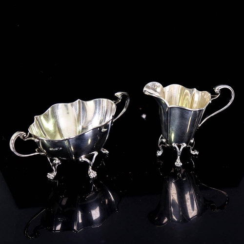 427 - An Edwardian silver 3-piece teaset, comprising teapot, two-handled sugar bowl and cream jug, scallop... 