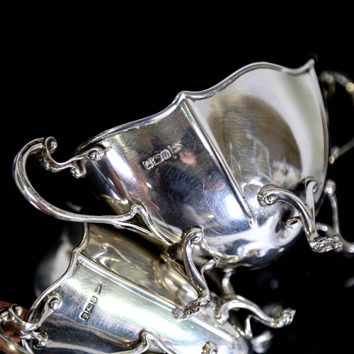 427 - An Edwardian silver 3-piece teaset, comprising teapot, two-handled sugar bowl and cream jug, scallop... 