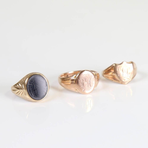 644 - 5 x 9ct gold signet rings, including onyx example, sizes O x 2, T, U and W, 22.3g total (5)