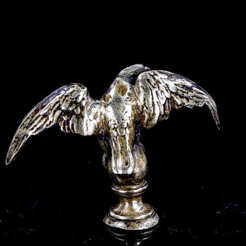 1297 - A silver patinated bronze eagle design desk seal, wingspan 9cm