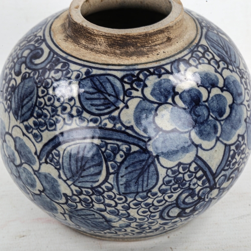 1470 - A Chinese blue and white porcelain jar, with hand painted decoration, height 12cm