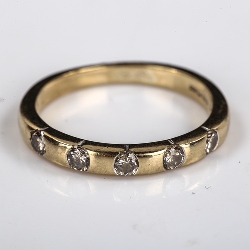 566 - A modern 9ct gold 5-stone diamond band ring, set with modern round brilliant-cut diamonds, total dia... 