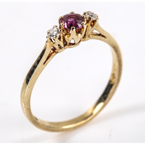 615 - A late 20th century 9ct gold 3-stone ruby and diamond ring, set with round cut ruby and round brilli... 