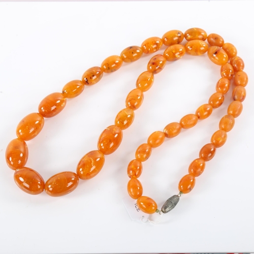 371 - A single-row graduated amber bead necklace, beads measure from 19.4-32mm, necklace length 103cm, 175... 