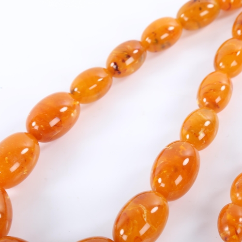 371 - A single-row graduated amber bead necklace, beads measure from 19.4-32mm, necklace length 103cm, 175... 