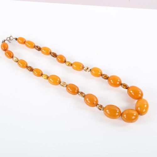 372 - A single-row graduated amber bead necklace, beads measuring from 13.6-24.3mm, necklace length 50cm, ... 