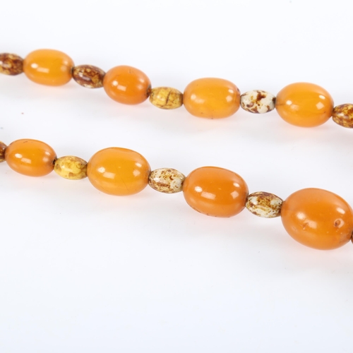 372 - A single-row graduated amber bead necklace, beads measuring from 13.6-24.3mm, necklace length 50cm, ... 