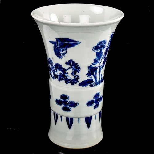 186 - A Chinese blue and white porcelain cylinder vase, hand painted decoration, height 20cm, rim diameter... 