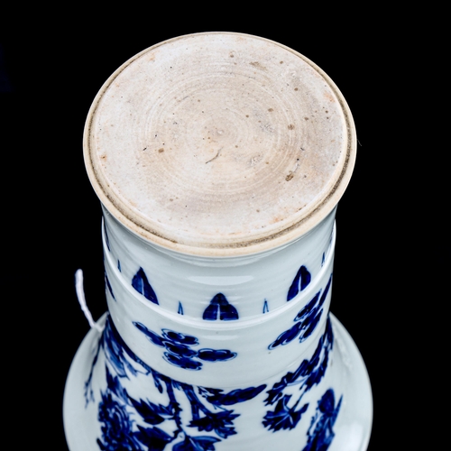 186 - A Chinese blue and white porcelain cylinder vase, hand painted decoration, height 20cm, rim diameter... 