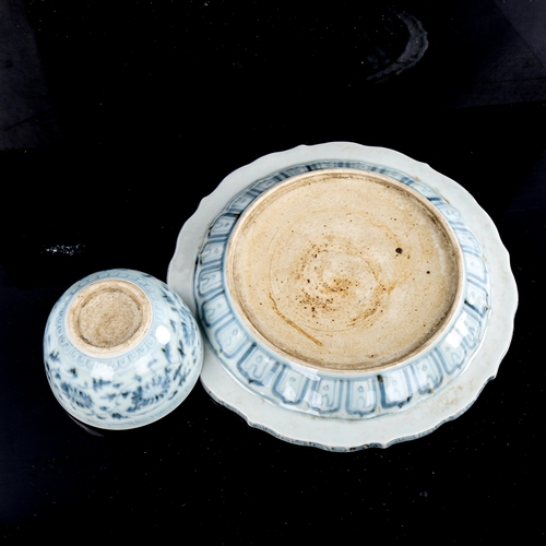 188 - A Chinese blue and white porcelain bowl on stand, hand painted decoration, stand diameter 21cm, bowl... 