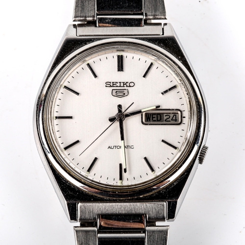 425 - SEIKO 5 - a Vintage stainless steel automatic bracelet watch, ref. 7009-3140, silvered dial with bat... 