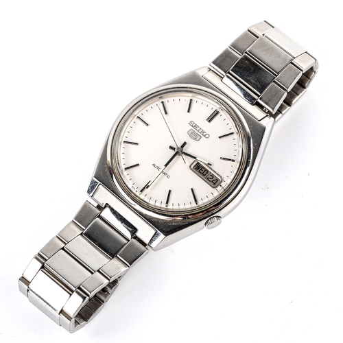 425 - SEIKO 5 - a Vintage stainless steel automatic bracelet watch, ref. 7009-3140, silvered dial with bat... 