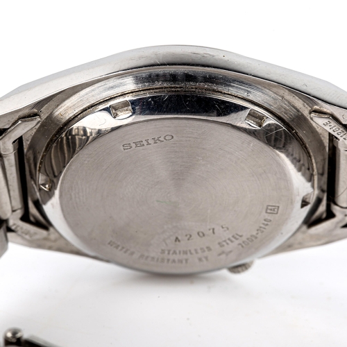 425 - SEIKO 5 - a Vintage stainless steel automatic bracelet watch, ref. 7009-3140, silvered dial with bat... 