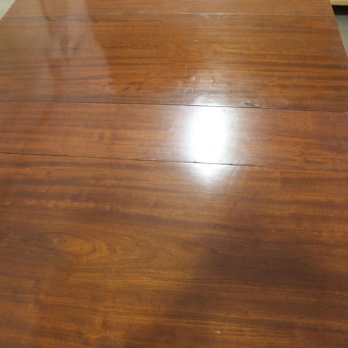 286 - A Georgian mahogany drop leaf extending dining table, with reeded edge, raised on 6 ring turned legs... 