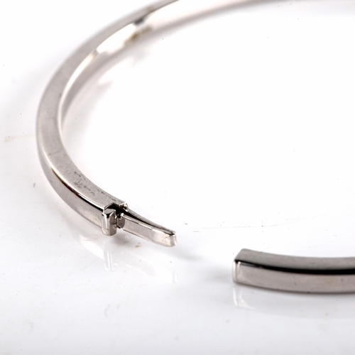 535 - A modern 9ct white gold hinged bracelet/bangle, band width 3.3mm, internal dimensions 6cm x 5cm, 5.2... 