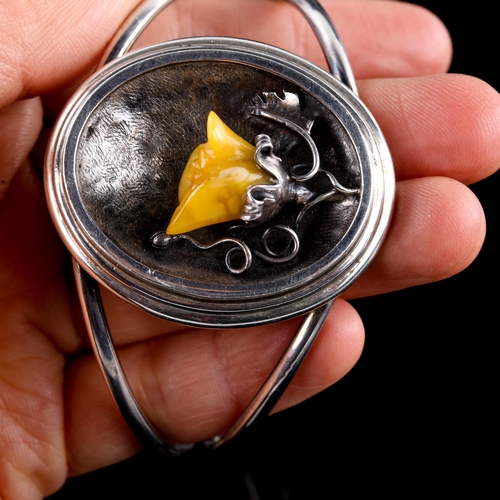 541 - A large Vintage unmarked silver and amber floral bracelet, setting height 45.7mm, internal dimension... 