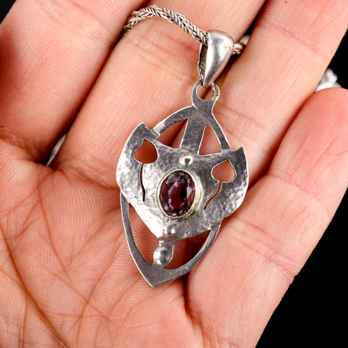 562 - An Arts and Crafts amethyst pendant necklace, unmarked white metal settings, with leaf design and tw... 