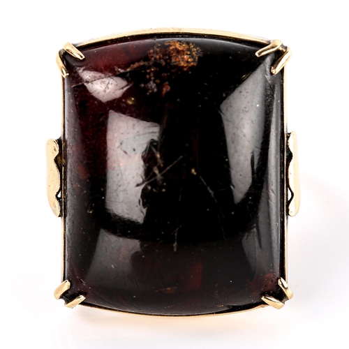 563 - A large late 20th century unmarked gold amber dress ring, set with large rectangular cabochon amber,... 