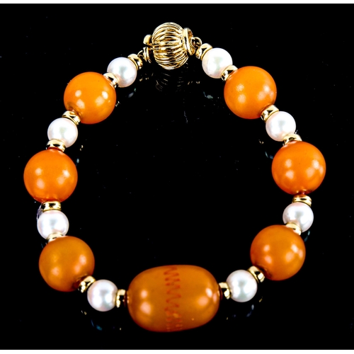 591 - An amber and pearl bead bracelet, with 14ct gold clasp and spacers, largest bead length 19.1mm, brac... 