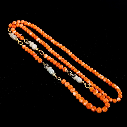 592 - A single-row coral bead and polished jade necklace, largest coral bead diameter 7.8mm, necklace leng... 