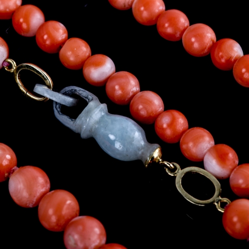 592 - A single-row coral bead and polished jade necklace, largest coral bead diameter 7.8mm, necklace leng... 