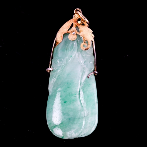 601 - A Chinese carved and polished Buddha's hand fruit jade pendant, with unmarked yellow metal mount, he... 