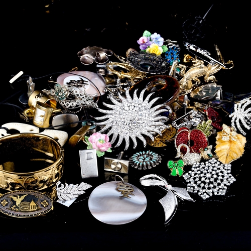 718 - A quantity of various Vintage and modern costume jewellery