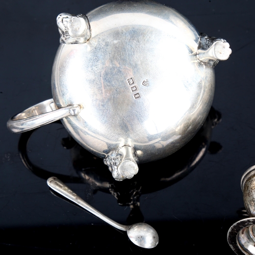 754 - A George V silver mustard pot, with lion paw feet and blue glass liner, hallmarks London 1922, and a... 