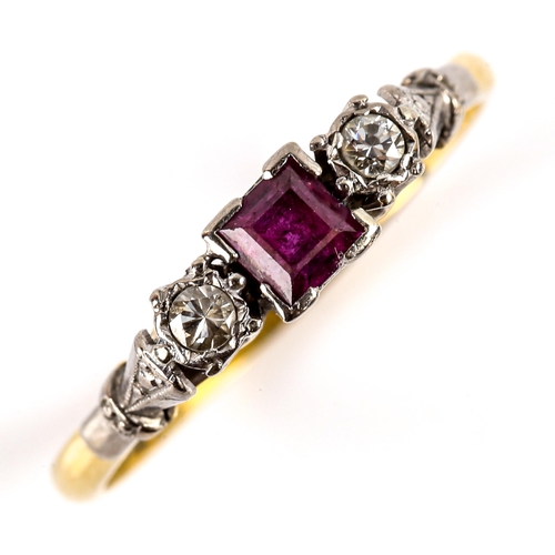 784 - An early 20th century 18ct gold 3-stone ruby and diamond ring, set with square-cut ruby and round-cu... 