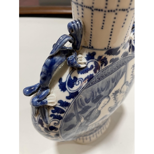 194 - A Chinese blue and white porcelain moon-shaped vase, with painted figures, height 29cm