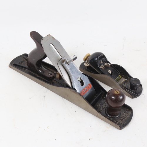 67 - A Vintage Stanley no. 5 Bailey Jack plane, and a Stanley G12-220 woodworking block plane (2)