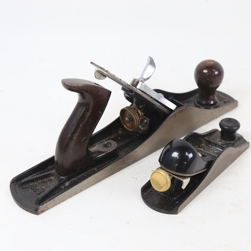 67 - A Vintage Stanley no. 5 Bailey Jack plane, and a Stanley G12-220 woodworking block plane (2)