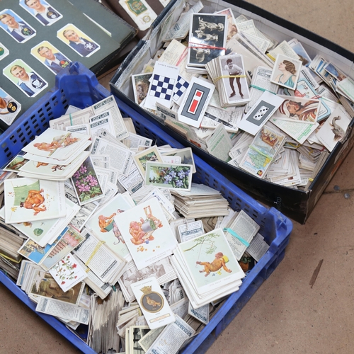 286 - A large quantity of various loose cigarette cards, including Player's and Wills's (2 boxes)