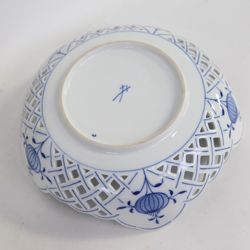 535 - Various Meissen blue and white porcelain items, including a pierced dish, 23.5cm, teapot, and other ... 