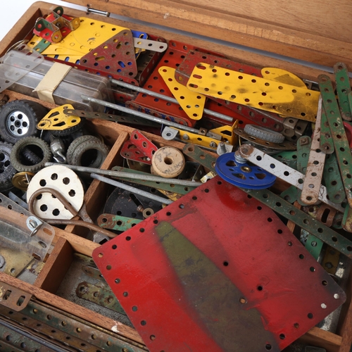 642 - A wooden case of Vintage Meccano