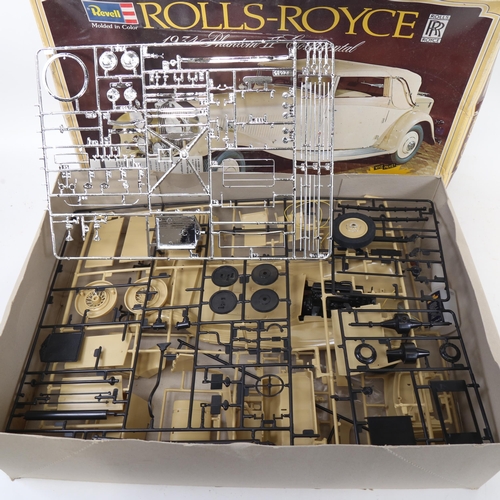 645 - A Revell Rolls-Royce Phantom II Continental kit, and a motorist's gift box