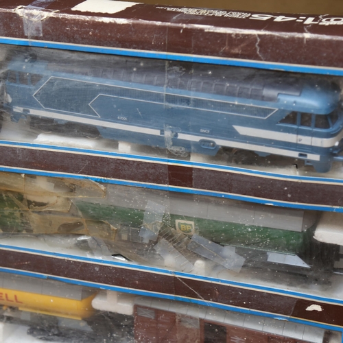 846 - A Vintage boxed Lima 1:45 scale electric train set, with British Railways and Shell carriages, no. 3... 