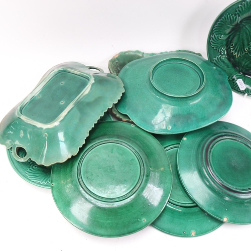 977 - A set of 5 Victorian green Majolica plates, 20.5cm, and 3 similar 2-handled serving plates