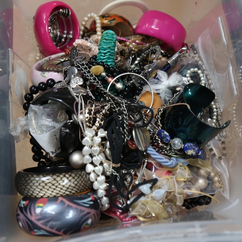 1209 - A large quantity of modern mixed costume jewellery (boxful)