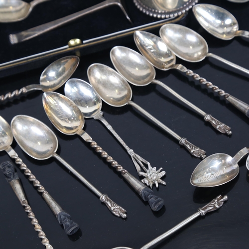 1257 - A cased silver baby's food pusher and spoon, 2 silver napkin rings, 5 silver teaspoons with apostle ... 