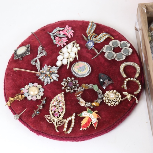 1260 - 2 boxes of mixed costume jewellery, filigree brooches, stone set brooches, necklaces etc