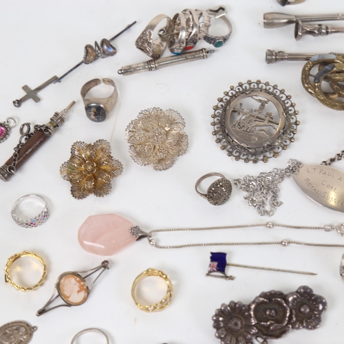 1301 - A tray of mixed silver jewellery, to include a gilt-metal and agate set knotted brooch, silver filig... 