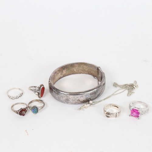 1305 - A group of silver jewellery, to include an engraved hinged bangle, 4 stone set rings, buckle ring et... 