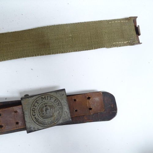 927 - Various military items, including German belt, silk cards, First World War Victory medal, to 2757 Gu... 