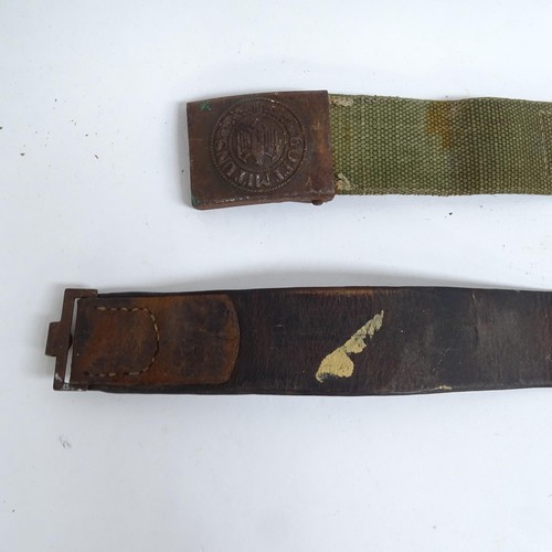 927 - Various military items, including German belt, silk cards, First World War Victory medal, to 2757 Gu... 