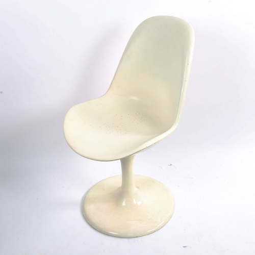 1626 - A 1960s'/70s' white fibreglass tulip swivel chair in the manner of EERO SAARINEN, height 99cm