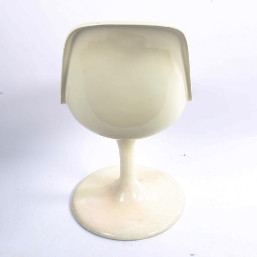 1626 - A 1960s'/70s' white fibreglass tulip swivel chair in the manner of EERO SAARINEN, height 99cm